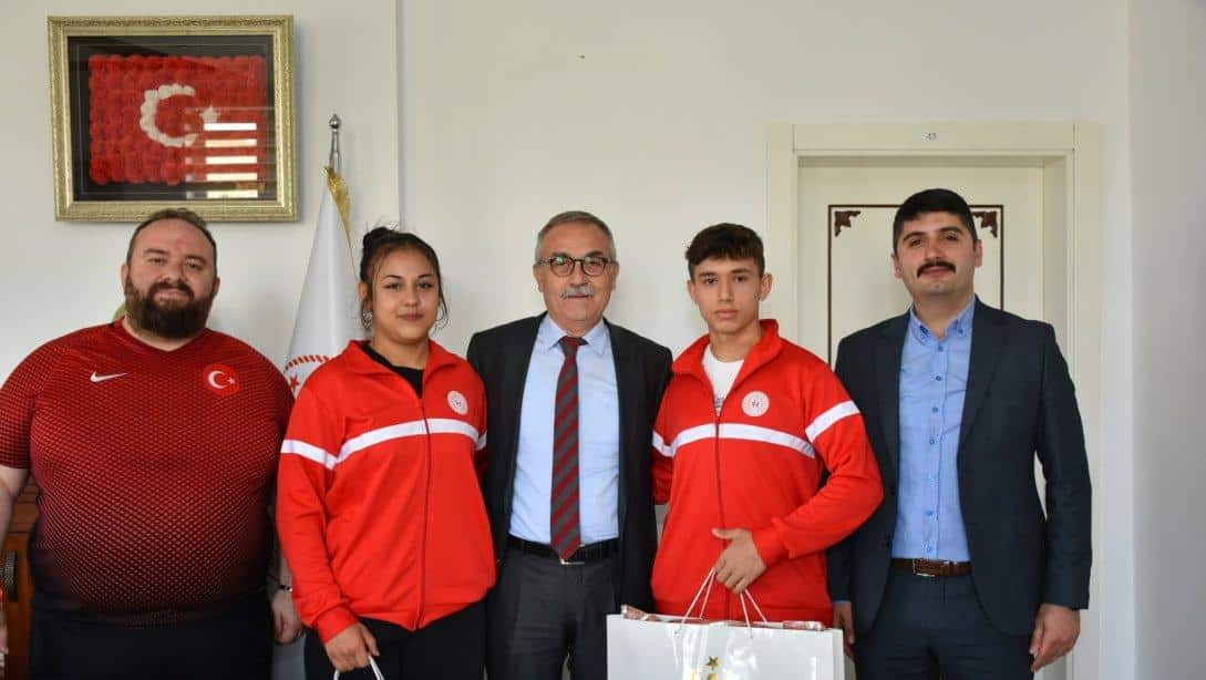 İl Milli Eğitim Müdürümüz Mustafa Sami AKYOL, Ordu'da yapılan Okullar Arası Halter Türkiye Şampiyonasında Şampiyon olan Öğrencilerimizi makamında ağırladı.