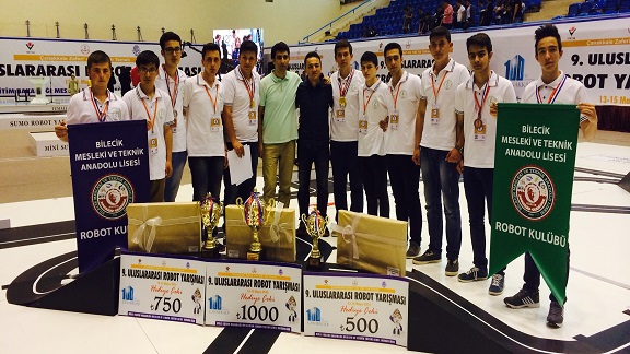 Bilecik Mesleki ve Teknik Anadolu Lisesi Uluslararası Robot Yarışmasının 1.´si, 2.´si ve 3.´sü Olarak Başarıyı Gelenekselleştirdiler.