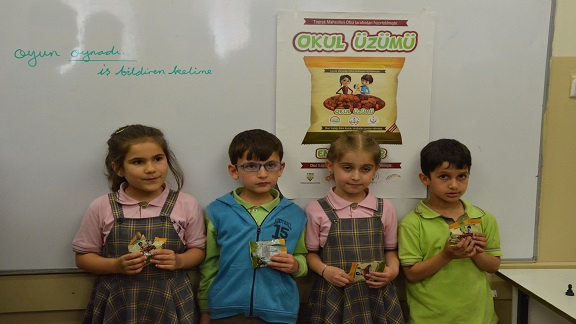 2015-2016 Eğitim Öğretim Yılı Kuru Üzüm Dağıtım Töreni Atatürk İlkokulunda Yapıldı.