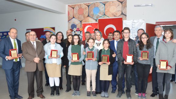Özel Hatem Okulları Bursluluk Sınavında Dereceye Giren Öğrencilere Plaket ve Ödülleri Verildi.