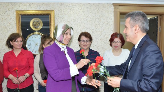 Valimiz Süleyman ELBAN İl Milli Eğitim Müdürümüzün ve Kadın Çalışanlarımızın 8 Mart Dünya Kadınlar Gününü Kutladı