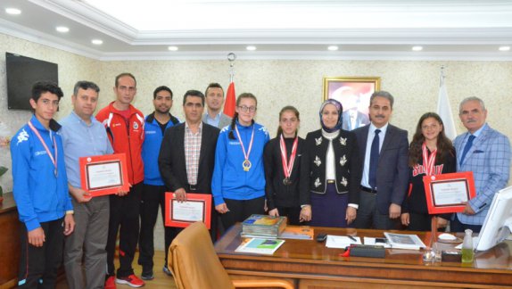 Çeşitli Spor Dallarında Türkiye Derecesi Yapan Öğrencilerimiz İl Milli Eğitim Müdürümüzü Ziyaret Etti