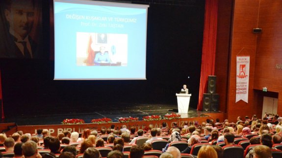 Mesleki Çalışmaların İkinci Gününde Öğretmenlerimize Kuşaklar Arası Değişim ve Türkçe Konulu Konferans Verildi