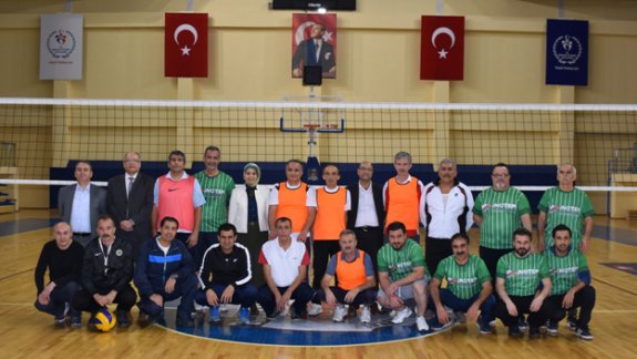 24 Kasım Öğretmenler Günü Etkinlikleri Kapsamında Müdürlüğümüzce Düzenlenen Voleybol Turnuvası Başladı