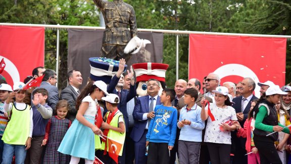 İl Milli Eğitim Müdürümüz Dr. Güsamettin Erdoğan 11. Geleneksel Çocuk Festivali Açılışına Katıldı