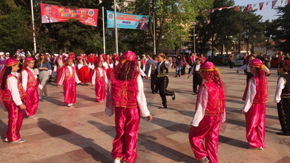 23 Nisan Ulusal Egemenlik ve Çocuk Bayramı Kutlamaları Kapsamında Halk Oyunları Gösterileri Yapıldı