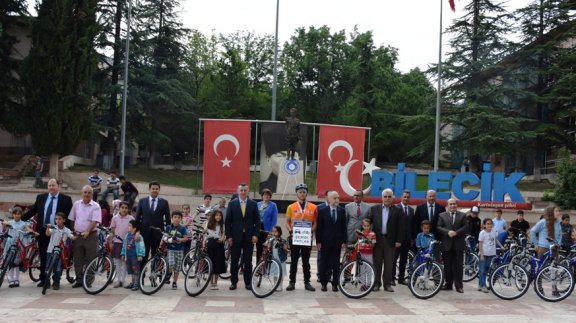 Okuryazarlık Seferberliği Belge ve Bisiklet Dağıtım Töreni Cumhuriyet Meydanında Gerçekleştirildi