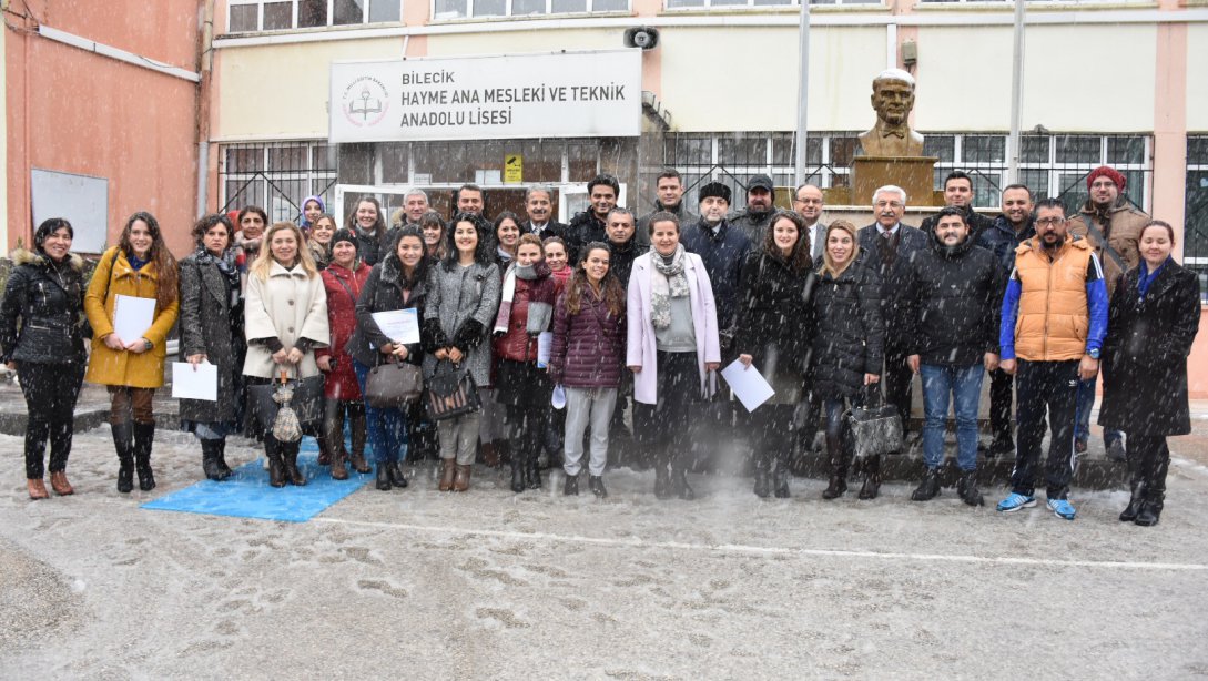 Öğretmenler Korosu Türk Müziği Konserinde Görev Alan Öğretmenlerimize Müdürümüz Dr. Güsamettin Erdoğan Tarafından Teşekkür Belgesi Verildi