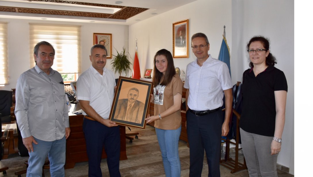 Öğrencimiz Merve Kelebek, İl Milli Eğitim Müdürümüz Ramazan Çelik'e kara kalem çalışması ile yaptığı portreyi hediye etti