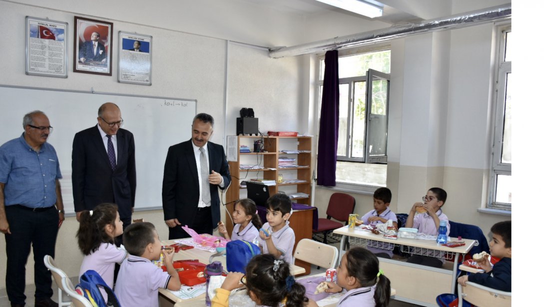 İl Milli Eğitim Müdürümüz Ramazan Çelik, Bilecik Malhun Hatun İlkokulunu ve Şehit Kaymakam Muhammed Fatih Safitürk Ortaokulunu Ziyaret Etti