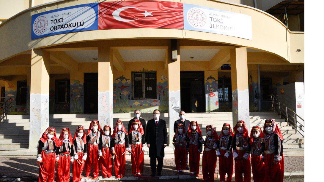 Valimiz Sayın Dr. Kemal KIZILKAYA, İl Milli Eğitim Müdürümüz Sayın Mustafa Sami AKYOL, Toki İlkokulu'nda Öğrencilerin Karne Sevincine Ortak Oldu.