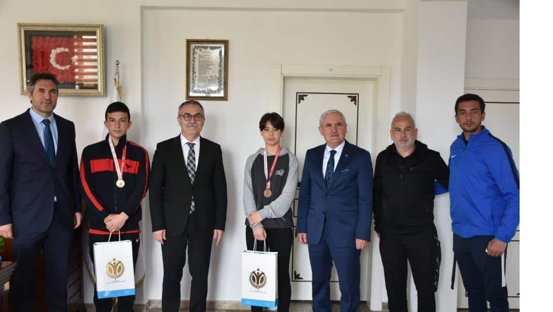 İl Milli Eğitim Müdürümüz Mustafa Sami AKYOL, Sivas'ta yapılan Okul Sporları Taekwondo Şampiyonasında Dereceye giren Öğrencilerimizi makamında ağırladı.