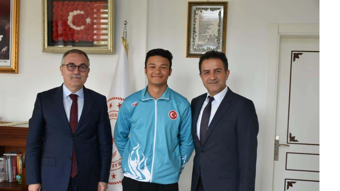 İl Milli Eğitim Müdürümüz Mustafa Sami AKYOL, Gymnasiade Yarışmasında Dünya 3.sü olan Öğrencimizi makamında ağırladı.