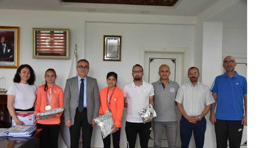 İl Milli Eğitim Müdürümüz Mustafa Sami AKYOL, Mersin'de yapılan Özel Sporcular Atletizm Türkiye Şampiyonasında Dereceye giren Öğrencilerimizi makamında ağırladı.