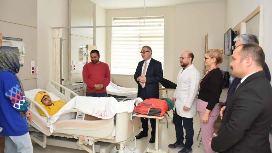 İl Milli Eğitim Müdürü Mustafa Sami AKYOL, Ameliyat olan Depremzede öğrencimizi Hastanede ziyaret etti.   