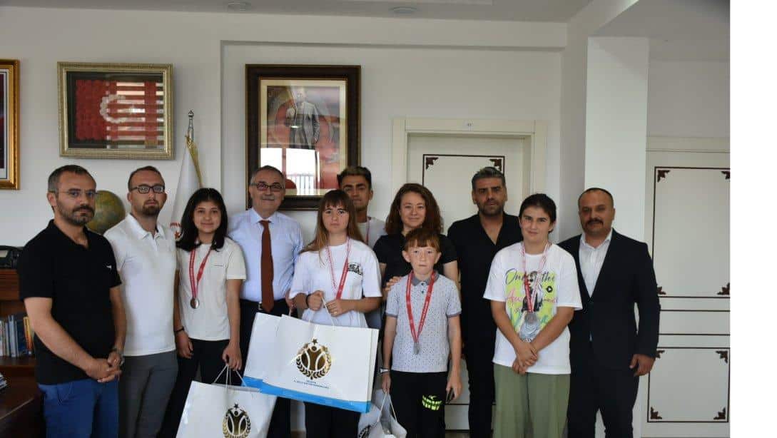 İl Milli Eğitim Müdürümüz Mustafa Sami AKYOL, Nevşehir'de yapılan Özel Sporcular Okullar Arası Atletizm Türkiye Şampiyonasında dereceye giren öğrencilerimizi Makamında ağırladı