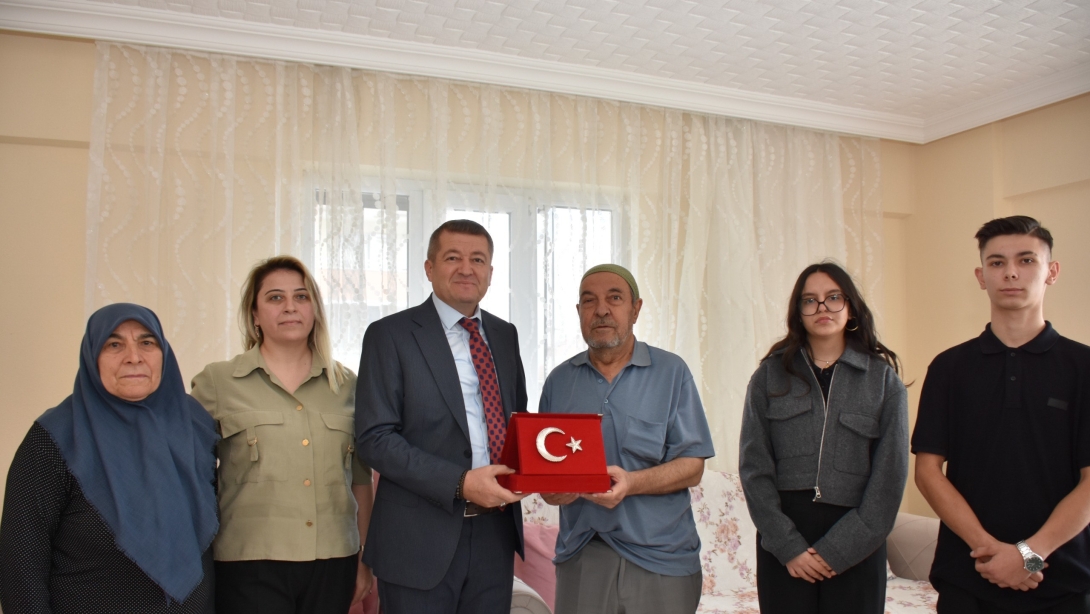 İl Milli Eğitim Müdürümüz Serdal ŞİMŞEK, Gaziler Günü etkinlikleri kapsamında gazimiz Ahmet ÇOBAN'ı evinde ziyaret etti.