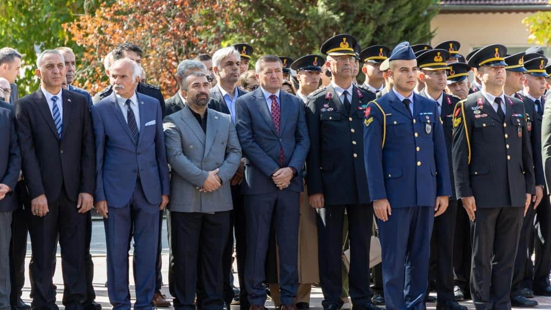 İl Millî Eğitim Müdürümüz Serdal Şimşek, 19 Eylül Gaziler Günü dolayısıyla düzenlenen yürüyüş ve çelenk sunma programına katıldı. 