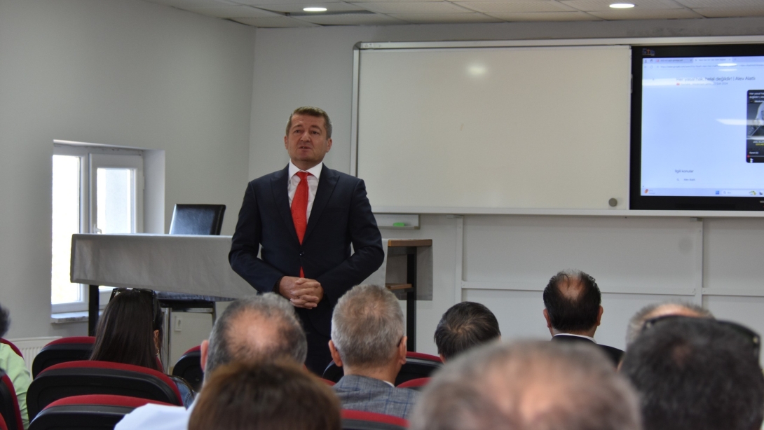 İl Millî Eğitim Müdürümüz Serdal Şimşek, Türkiye Yüzyılı Maarif Modeli seminerini ziyaret etti.