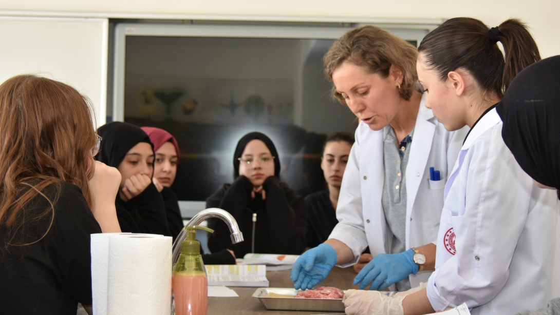 İl Millî Eğitim Müdürümüz Sayın Serdal Şimşek, Kız Anadolu İmam Hatip Lisesi'ni ziyaret etti.