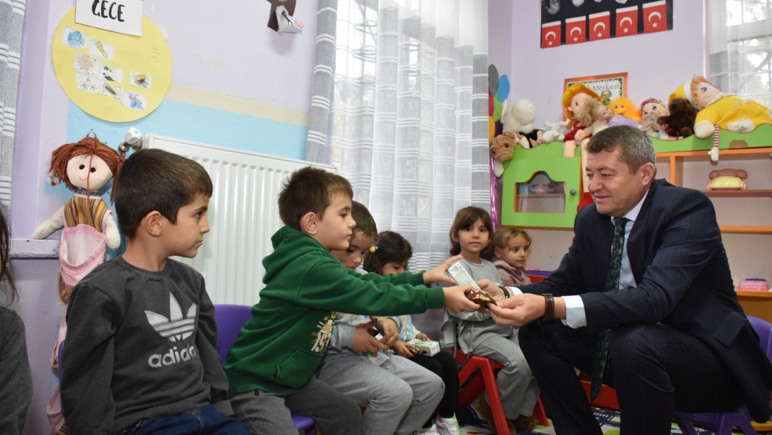 İl Millî Eğitim Müdürümüz Serdal Şimşek, Dünya Okul Sütü Günü kapsamında Küplü Köyü İlkokulu ve Köy Yaşam Merkezi'ni ziyaret etti.
